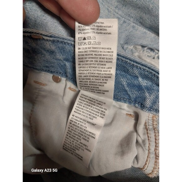 American Eagle Curvy Mom Jean 6 Short Light Wash Distressed - Picture 7 of 7